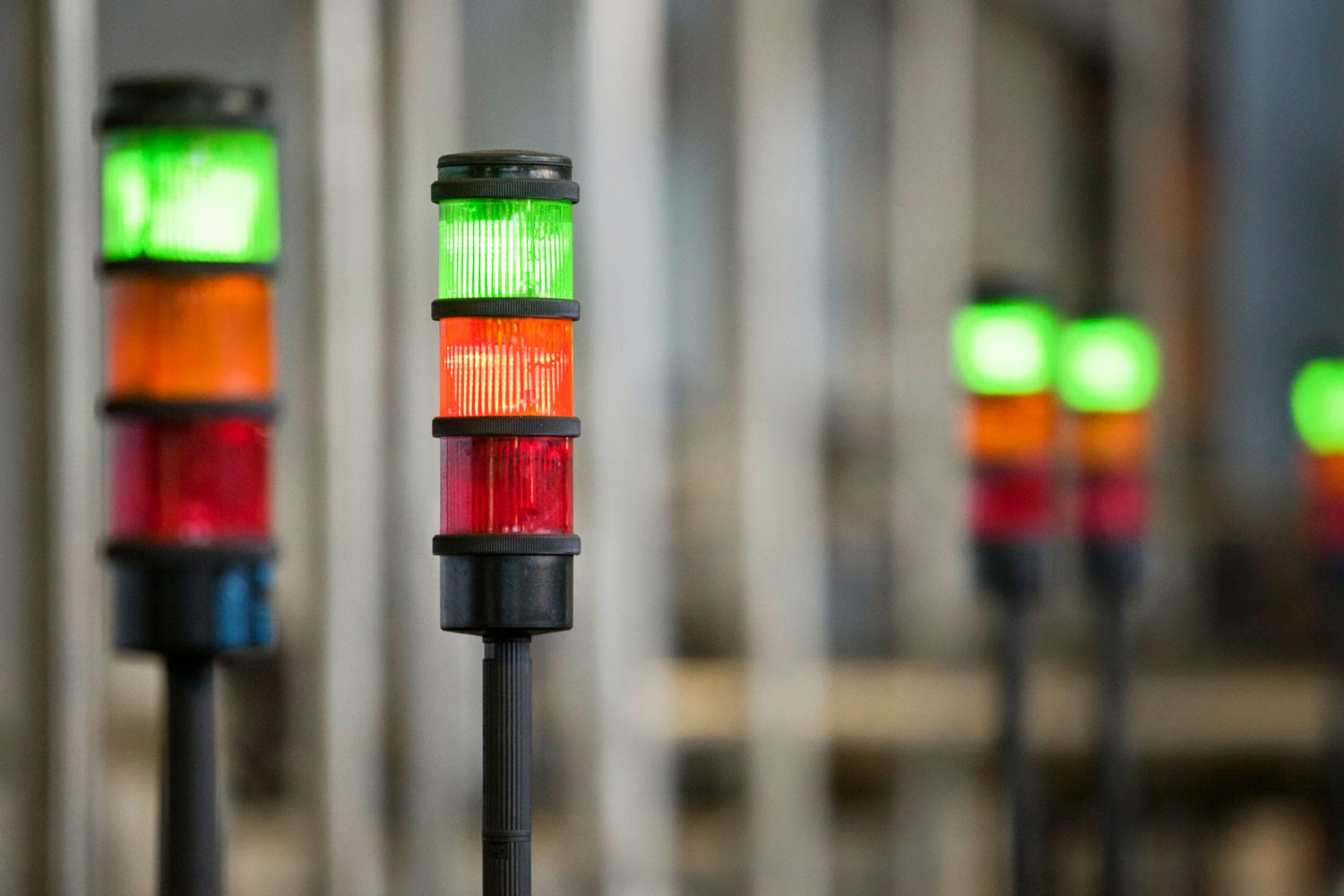 Torretas de señalización vs. balizas: ¿Cuál necesitas?